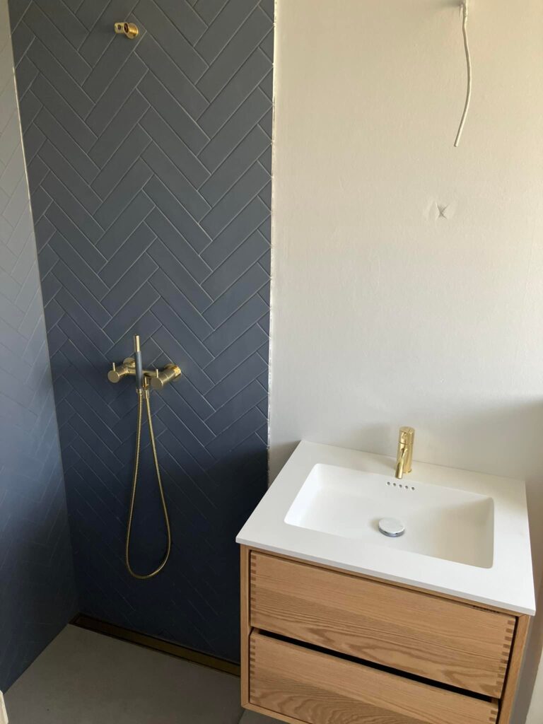 Moderne badeværelse med bruseområde og håndvask