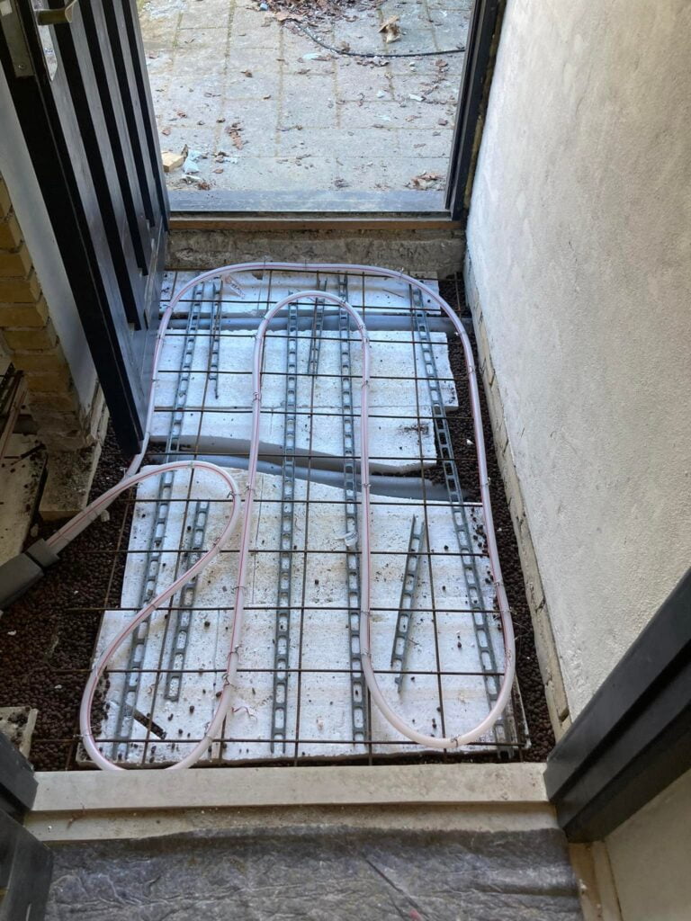 Installation af gulvvarme ved indgangsparti
