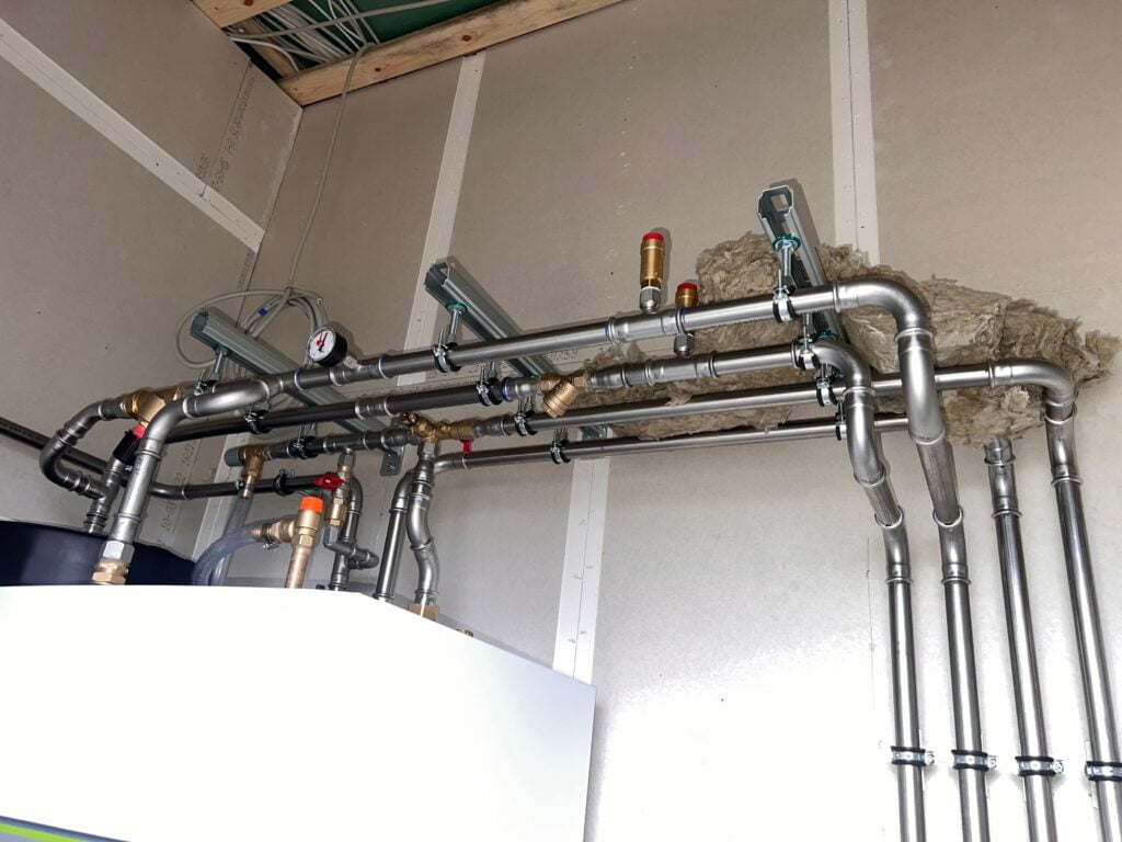 VVS-rørinstallation i teknikrum med målere og ventiler