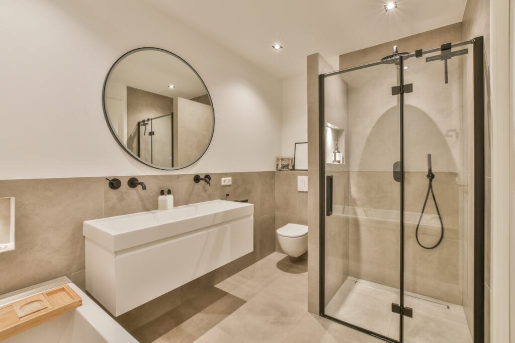 - Bové-Jessen VVS - a bathroom with a shower sink and a mirror 2023 11 27 05 31 00 utc - De 5 vigtigste ting at være opmærksom på ved udskiftning af dit badeværelse - Bové-Jessen VVS - a bathroom with a shower sink and a mirror 2023 11 27 05 31 00 utc - De 5 vigtigste ting at være opmærksom på ved udskiftning af dit badeværelse