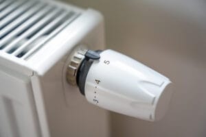 Hvid radiator med justerbart termostatgreb