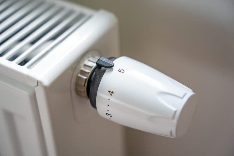 Hvid radiator med justerbart termostatgreb