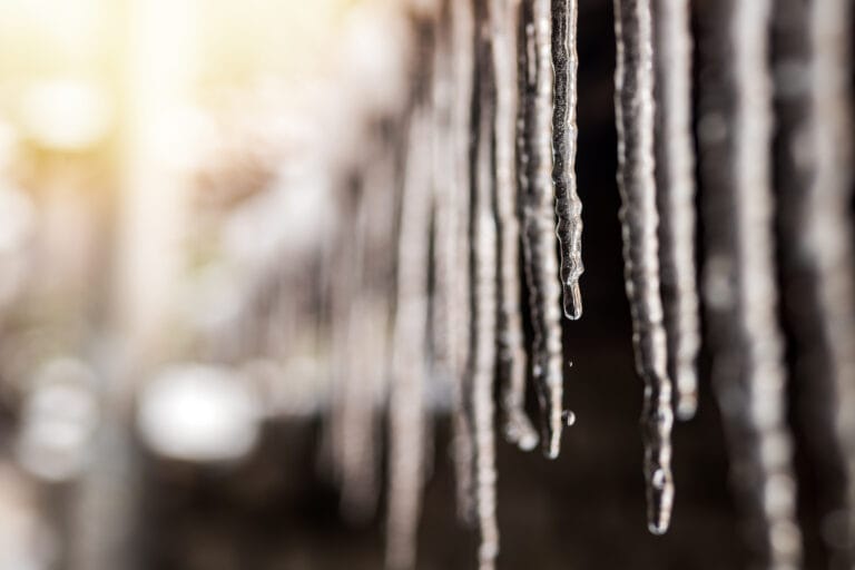 Smeltende istapper i vinterlys