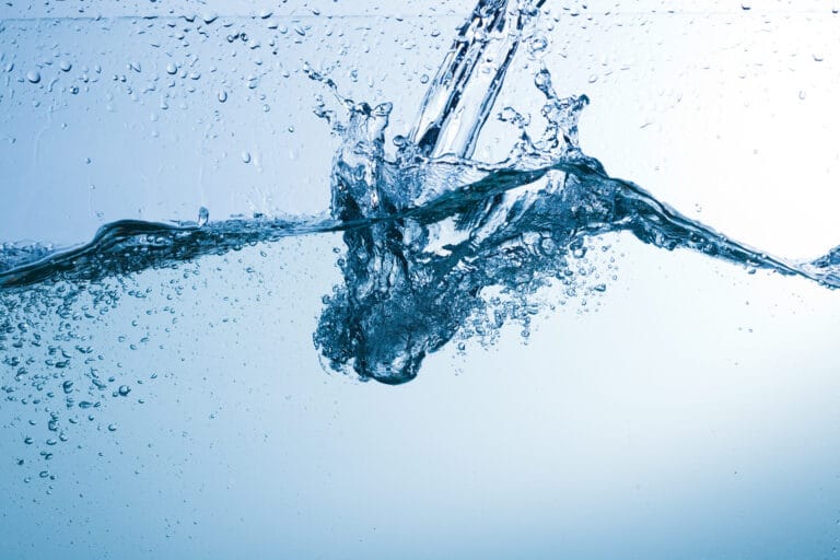 Klar vand sprøjter med bobler i bevægelse